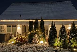 Hausansicht Garten mit Terrasse nachts.png