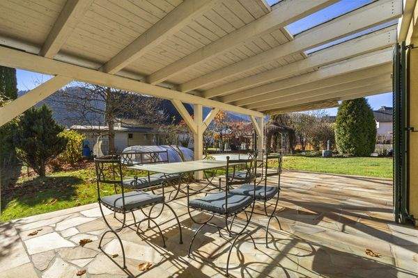 überdachte Terrasse - wunderschön gepflastert