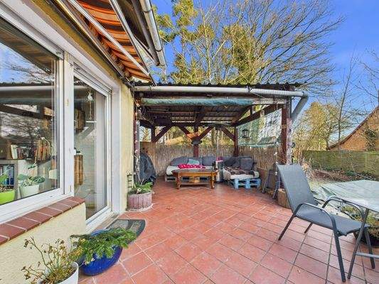 Terrasse am Wohnzimmer mit Außenpool