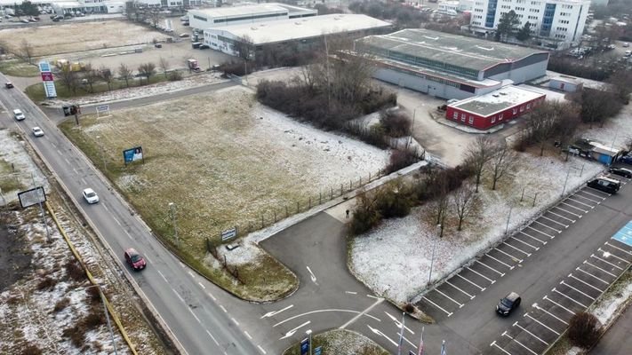 Grundstückszufahrt und Parkplätze