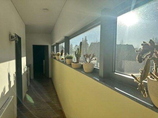 Flur-im-DG-mit-Lichtband