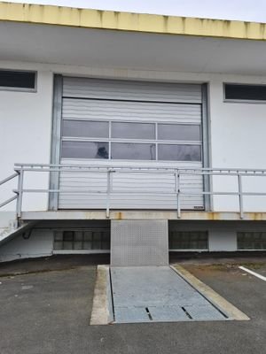 Laderampe mit Scherenbühne