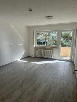 Helles Wohnzimmer mit Balkon