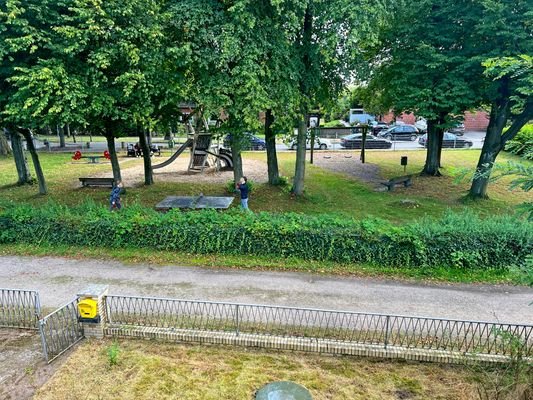 Spielplatz gegenüber