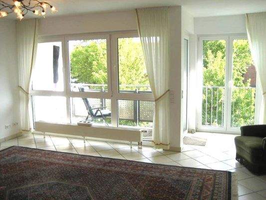 Wohnzimmer mit Fensterfront