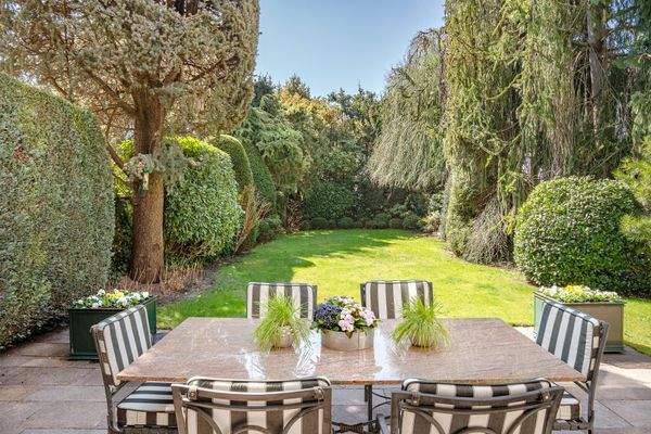 Idyllische Südterrasse mit Blick in den herrlichen Garten