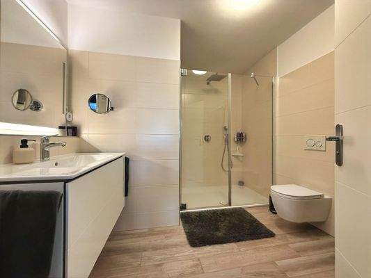 Bad en suite mit bodennaher Dusche von ca. 2020