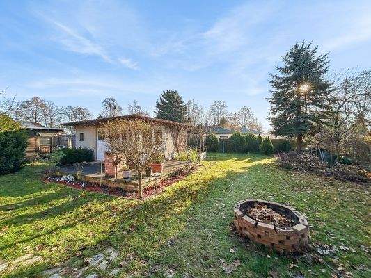 Garten mit Gästehaus