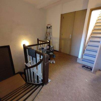 Treppenhaus mit Tür und Licht