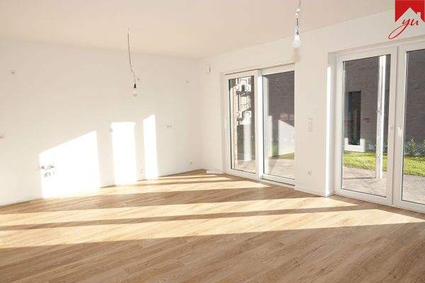 heller Wohn- und Essbereich mit Zugang zur Terrasse