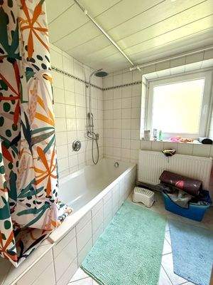 Tageslichtbad mit Badewanne