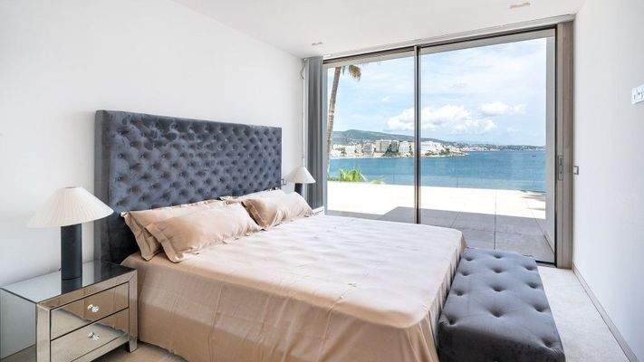 Villa in erster Meereslinie zum Verkauf in Cala Vinyes, Mallorca