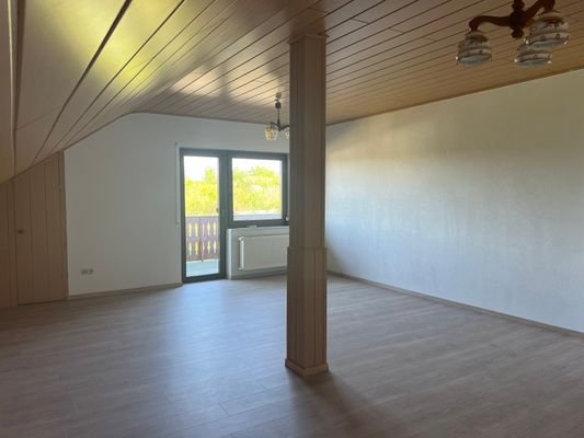 Wohnzimmer mit direktem Zugang zum Balkon