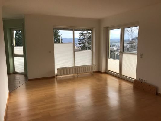 03-Wohnzimmer-mit-Balkon.JPG