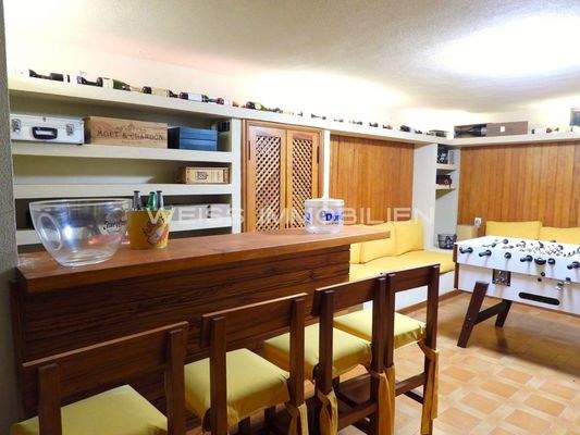 Partykeller mit Bar und Weinlager