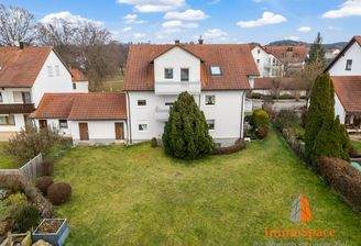 Blick von oben auf Haus und Grundstück