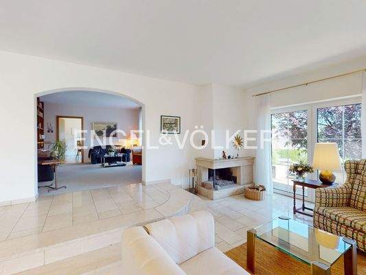 Wohnbereich mit Kamin und Terrassenzugang