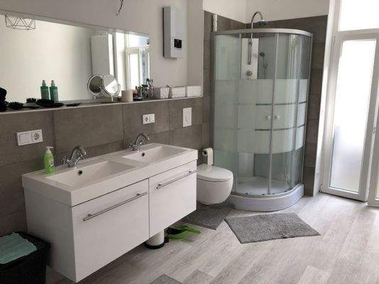 Teilansicht vom Badezimmer im 1.OG