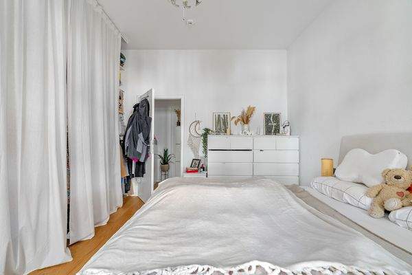 Großzügiges Schlafzimmer