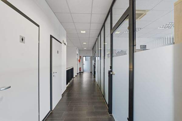 abgetrennte Büroräume entlang des Flurs