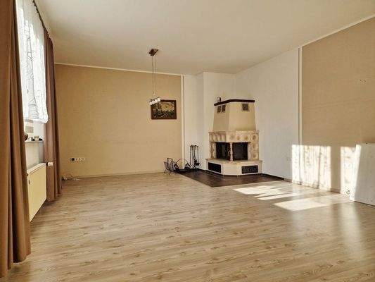 Großes Wohnzimmer mit Kamin