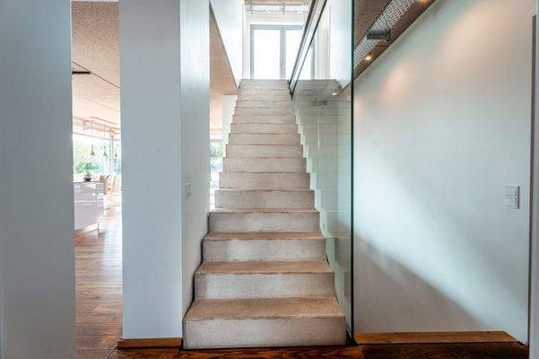 Detail - freischwebende Betontreppe