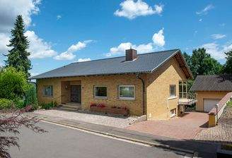 Vorderansicht mit Garage