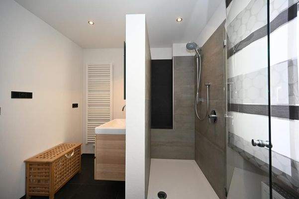 Bad 2 - Wanne & Dusche