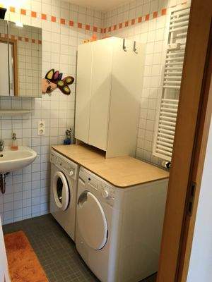 Badezimmer mit Waschmaschine und Trockner