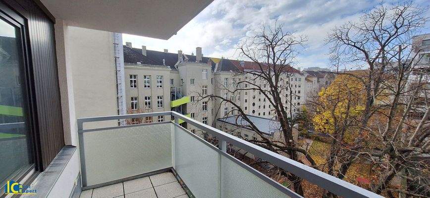 überdachter 13,5m² großer Balkon