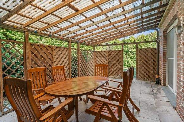 12,60 m² überdachte Terrasse (begehbar aus Wohn- und Schlafzimmer)
