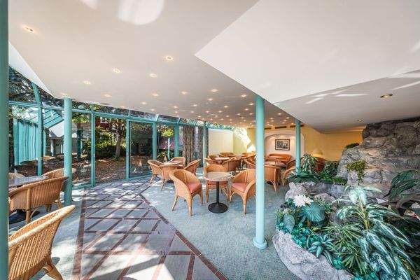 Oberes Café Blick  Richtung Terrasse.jpg