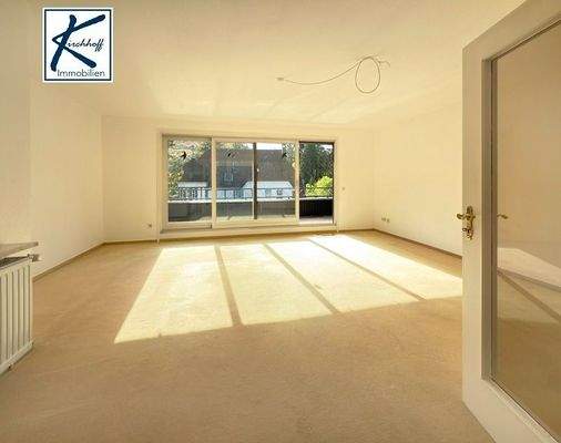 großes Wohnzimmer mit Südbalkon