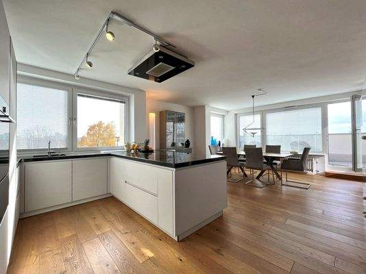 Moderne weiße Einbauküche