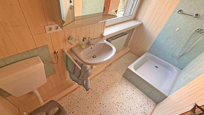 Badezimmer 3 Dachgeschoss Haupthaus