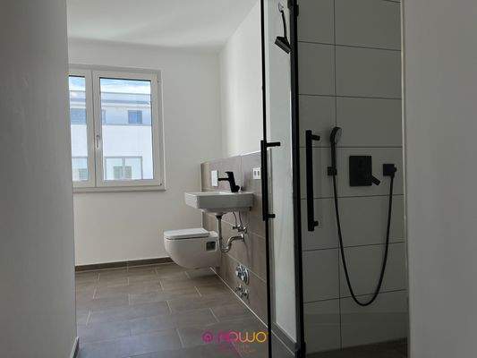 Das moderne Badzimmer mit Dusche..