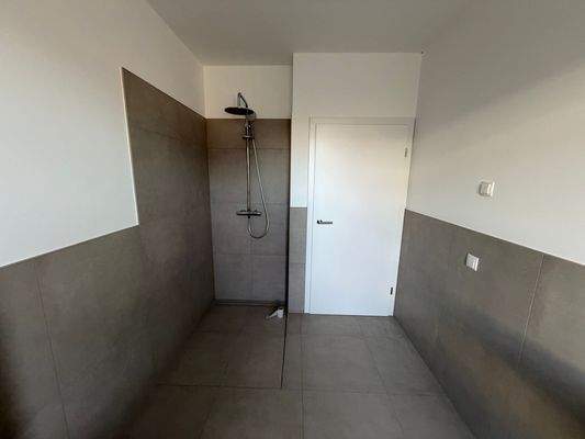 Modernes Badezimmer mit Dusche