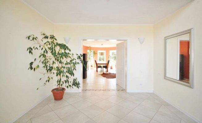 Diele mit Blick zum Wohn-/Essbereich (EG)