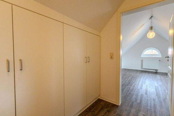 Flur DG mit Einbauschränken