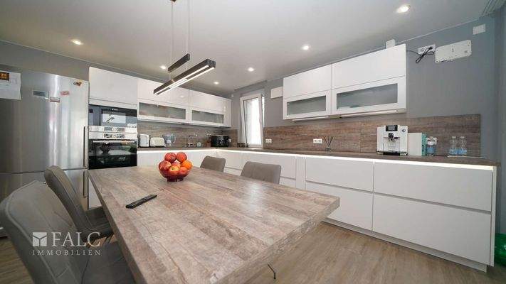 Hochwertige Einbauküche mit reichlich Stauraum