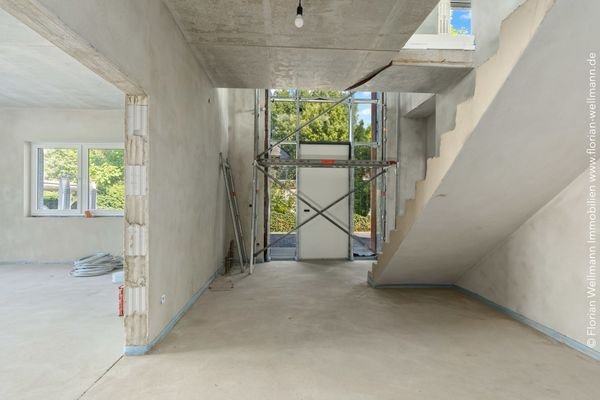 Eingangsflur (18,30m²) mit Treppe ins Obergeschoss ... 