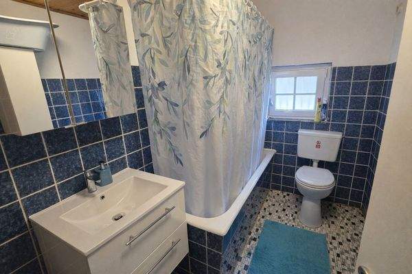 Tageslichtbad mit Wanne