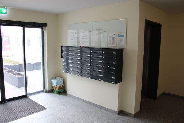 Briefkästen und Aufzug.JPG