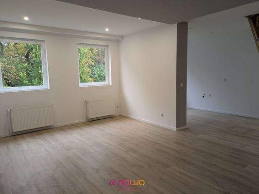 Wohnzimmer mit Blick zur offenen Küche