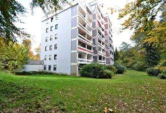 Großes Mehrfamilien mitten im Park