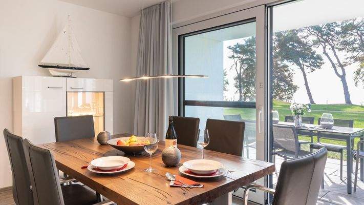 Esstisch mit Blick auf Terrasse.jpg