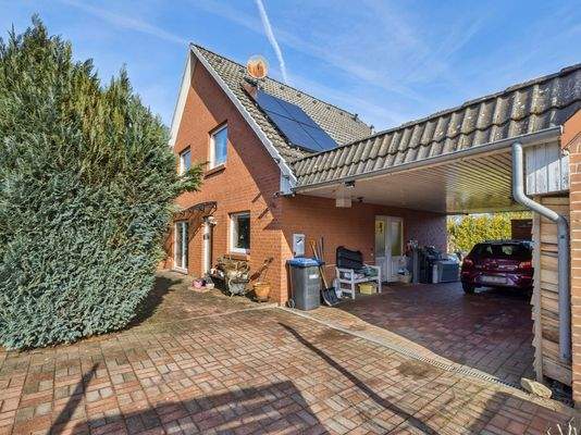 Frontansicht mit Carport