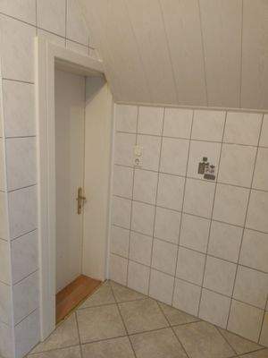 Bad, links Türe Abstellkammer