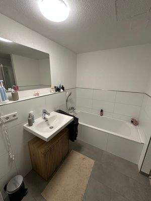 Bad mit Dusche, Badewanne und WC.jpeg