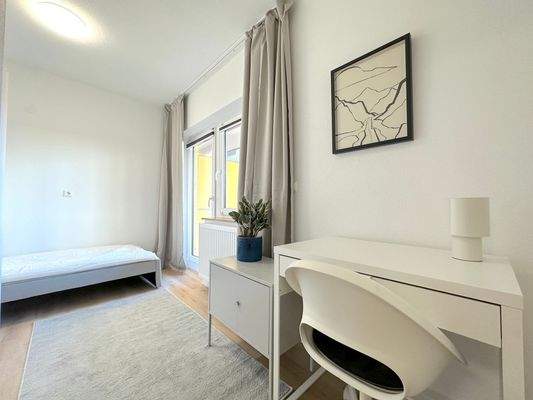 Helles möbliertes Zimmer